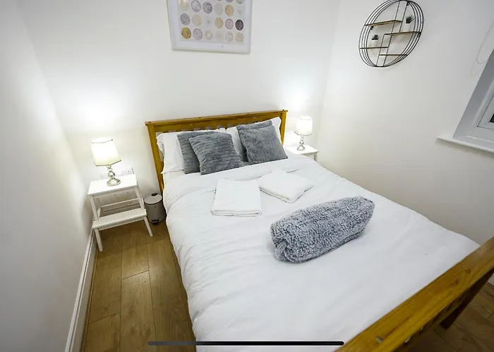 Modern Luxury 2 Bed Apartment, Sleeps 5