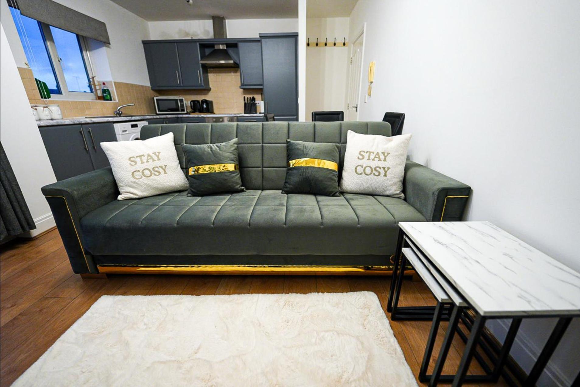 Modern Luxury 2 Bed Apartment, Sleeps 5 Apartment *